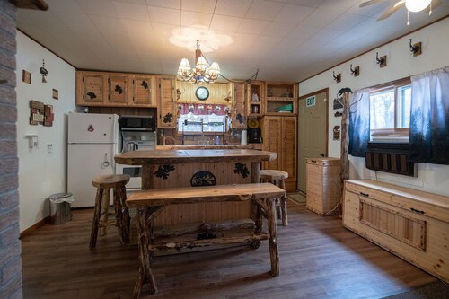 Cozy cabin with 1 bedroom and blow up hot tub & AC in soothing Necedah