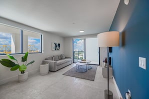 Deluxe-Apartment, Stadtblick | Wohnbereich | 50-Zoll-Plasmafernseher mit Kabelempfang