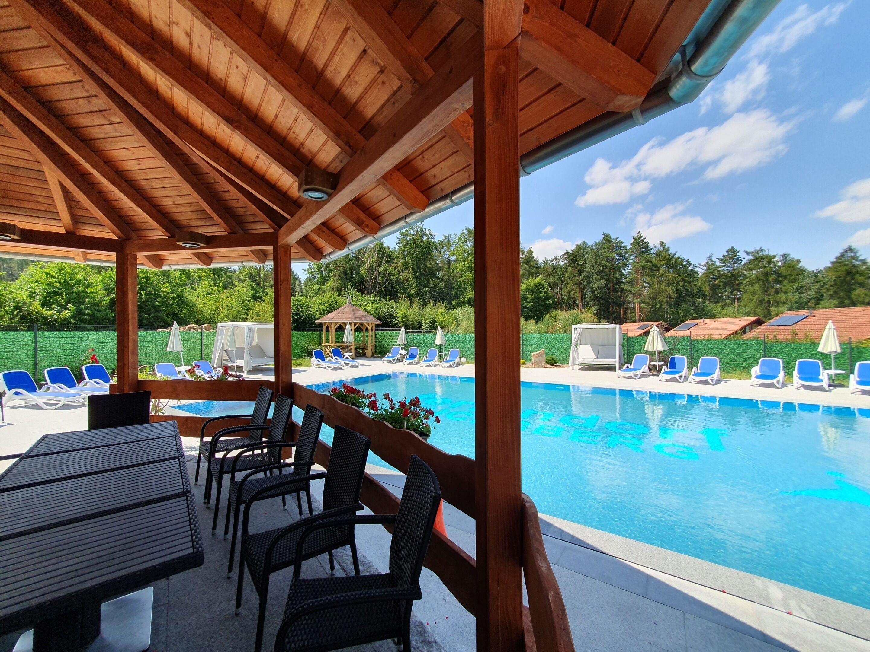 Pool (außen)