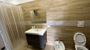 Doccia, asciugacapelli, bidet, asciugamani