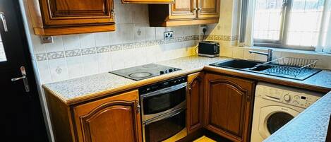 Casa | Cocina privada | Frigorífico, microondas, horno y placa de cocina