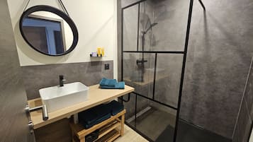 Een haardroger, handdoeken, toiletpapier