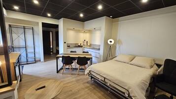 1 habitación, tabla de planchar con plancha, wifi y ropa de cama
