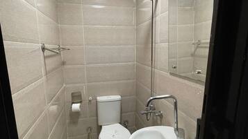 Kamar Double atau Twin Basic, pemandangan kota | Kamar mandi | Sandal