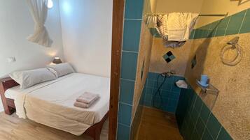 Une chambre à coucher avec un lit, des lampes de chevet et un baldaquin suspendu.