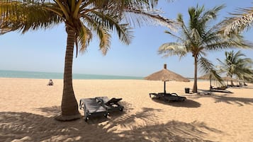 Una playa cerca, sillas reclinables de playa