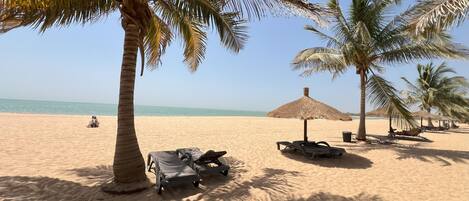Plage à proximité, chaises longues