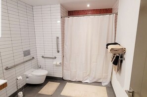 Elite Apartment, 1 Bedroom, Accessible, City View | Bathroom | Free toiletries, bathrobes