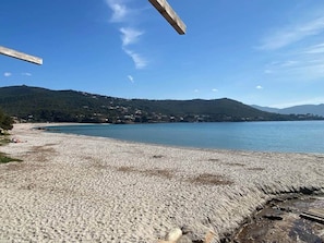 A beach with a clear view of the sea and distant hills. - Appartement T3 - 50M de la Plage -rupione (Pietrosella)