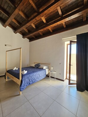 Deluxe Quadruple Room | Premium bedding, down comforters, memory foam beds, soundproofing - CORTILE BARONELLO (Agrigento)