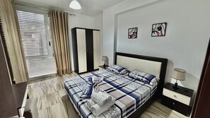 Familieleilighet, 1 soverom | 1 soverom, skrivebord, lydisolert og strykejern/-brett