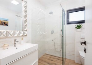 Dusj, hårføner og håndklær