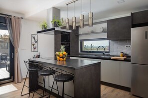 Kjøleskap, mikrobølgeovn, ovn og oppvaskmaskin