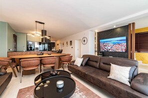 TV - Villa Beachside Bliss by MyWaycation (Sukošan)