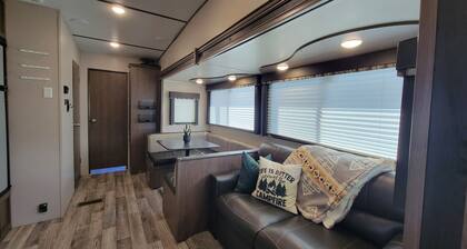 Cozy Camper Getaway at the Lake!