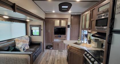 Cozy Camper Getaway at the Lake!