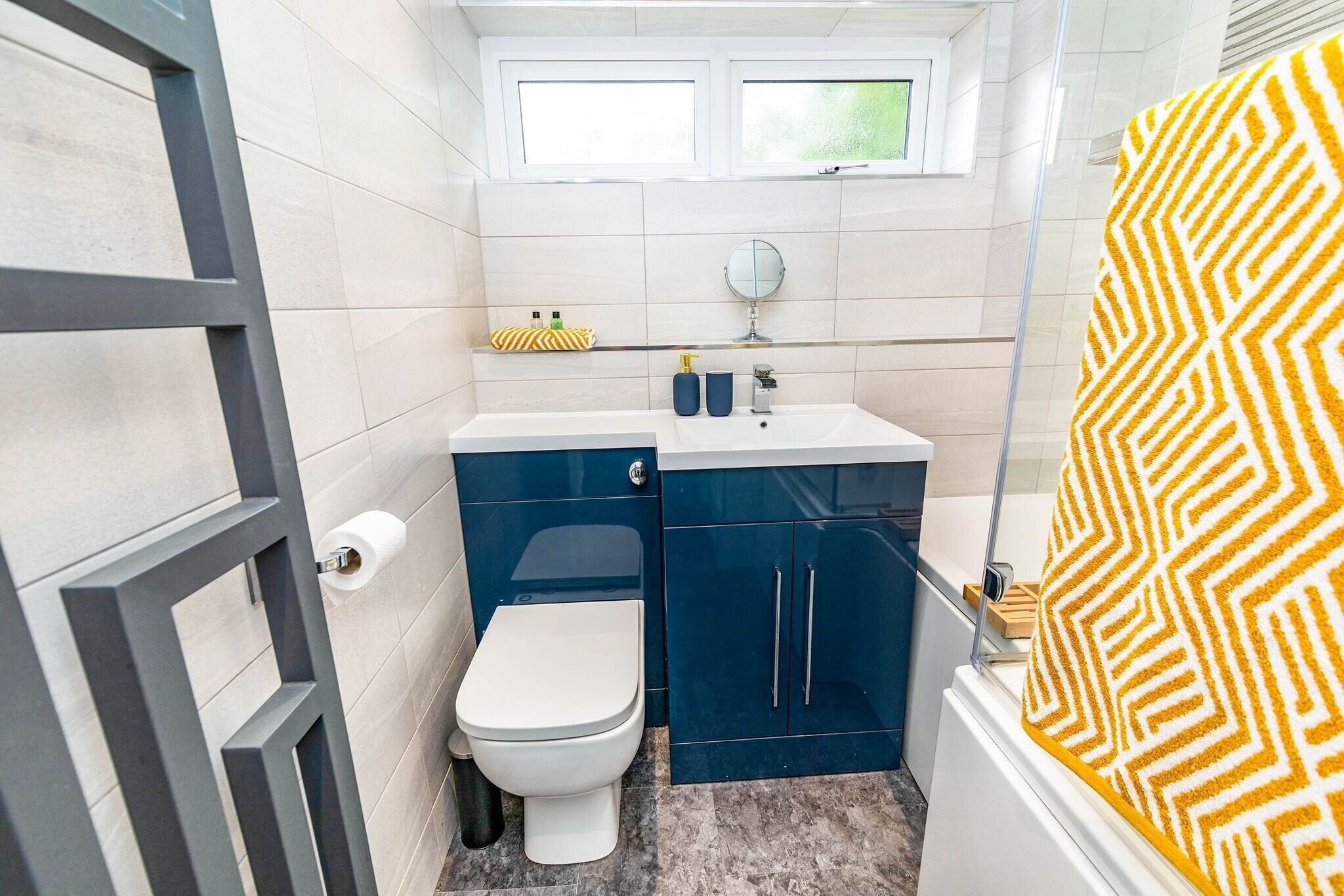 Boblebad, hårføner, håndklær og såpe