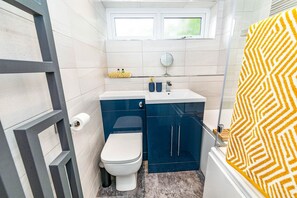 Jetted bath, hair dryer, towels, soap - Modern 3 Bedroom House NEC Contractors and Leisure (Birmingham)