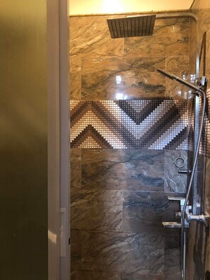 Dusche, Haartrockner, Bidet, Handtücher