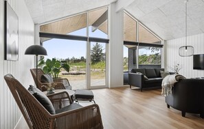 Smart-TV, fotballspill og bordtennis