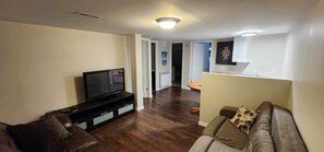 スマートテレビ、暖炉、DVD プレーヤー、書庫