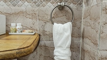 Habitación doble Deluxe | Baño | Regadera, regadera tipo lluvia, amenidades de baño gratuitas
