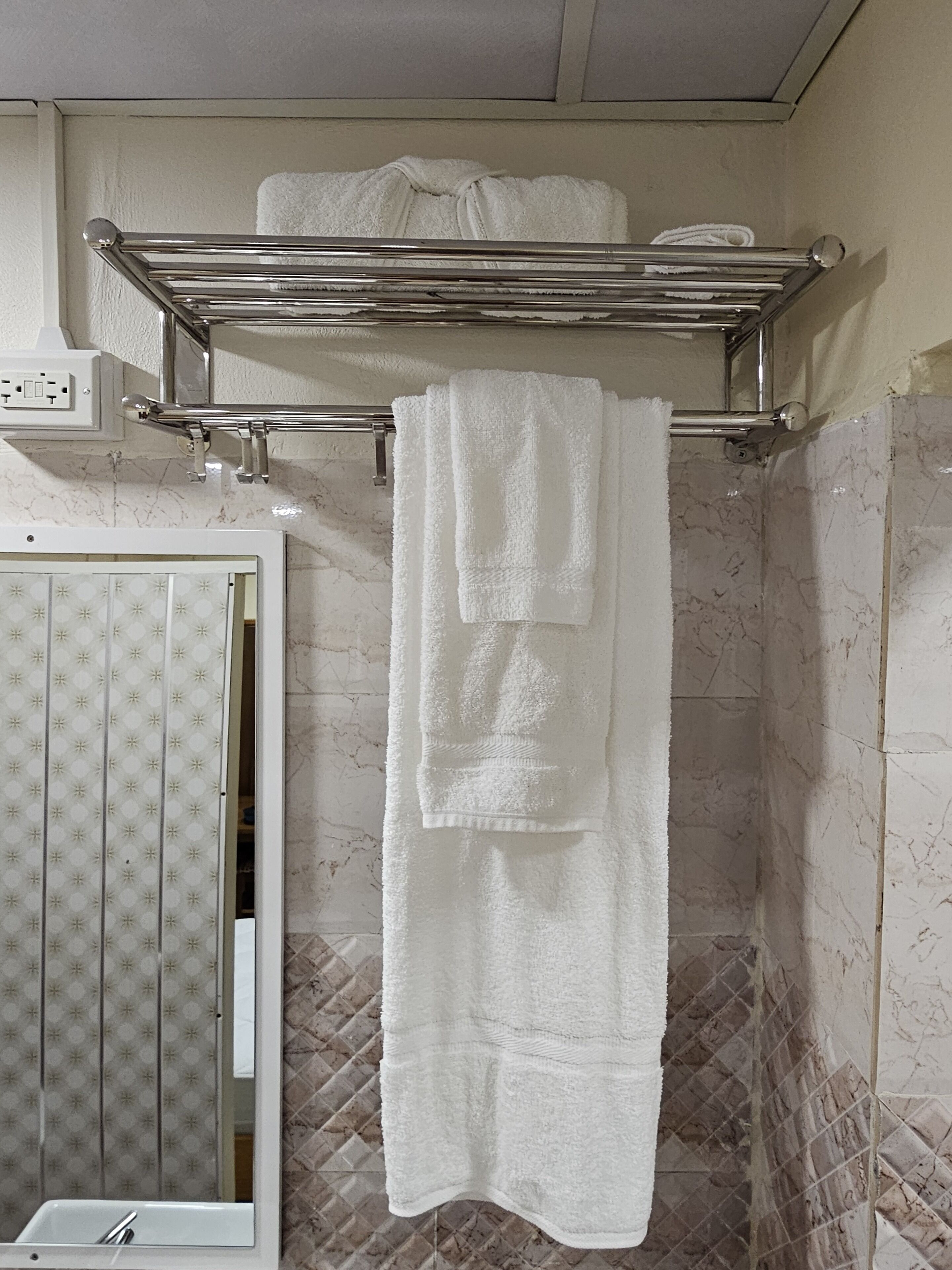 Shower, rainfall showerhead, free toiletries, hair dryer