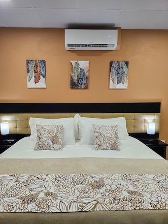 Deluxe Suite, Non Smoking, Sea View | 1 bedroom, premium bedding, down comforters, pillowtop beds