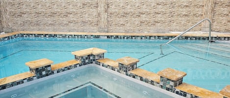 Piscine extérieure, parasols de plage