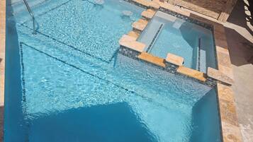 Kolam renang outdoor, dengan payung kolam renang