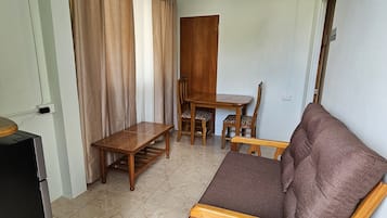 Habitación doble Deluxe | Área de sala de estar | Smart TV de 55 pulgadas con canales digitales y Netflix
