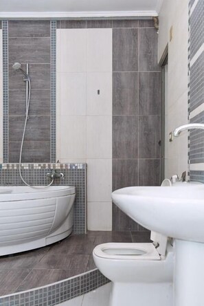 Combined shower/tub, rainfall showerhead, hair dryer, towels - Zamalek x Hostel (Cairo)