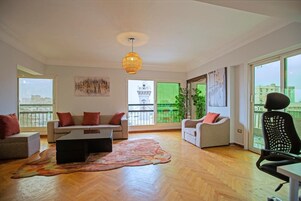 Quarto casal superior, vista para o rio | Área de estar