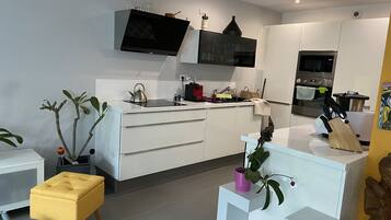 Réfrigérateur, micro-ondes, four, plaque de cuisson