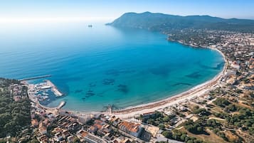 Vlak bij het strand, ligstoelen, strandlakens