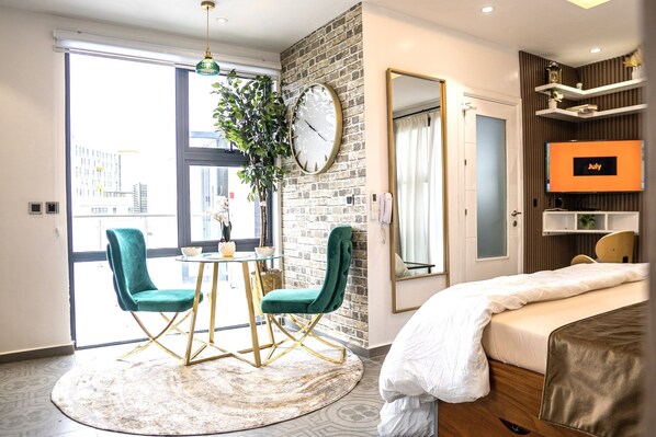 1 quarto, cofres nos quartos, escrivaninha