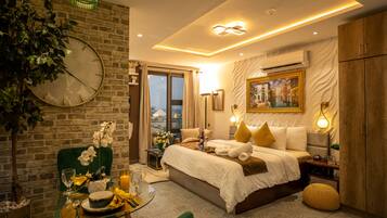 1 slaapkamer, een kluis op de kamer, een bureau