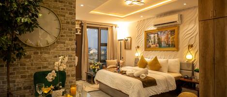 1 間睡房、房內夾萬、書桌、熨斗/熨衫板