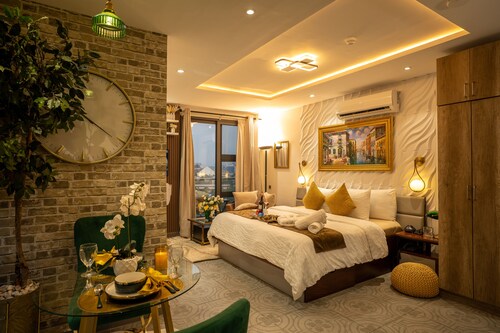 Luxe rooftop studio in Cantonments steps away from Nekter lounge w/pool & gym 