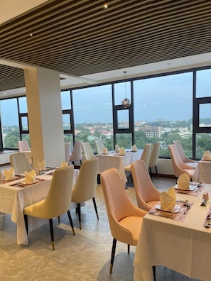 Dining - Luxe rooftop studio in Cantonments steps away from Nekter lounge w/pool & gym  (Accra)