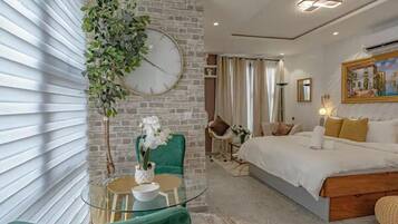 1 soveværelse, pengeskab på værelset, skrivebord, strygejern/strygebræt