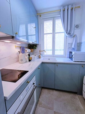 Refrigerador, microondas, horno y parrilla de estufa 