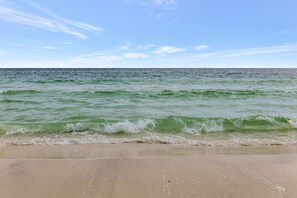 På stranden, solsenger og strandhåndklær