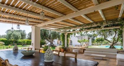 Splendid Apulian property with swimming pool Trullo Alberi belli (ex-Petra Nera)