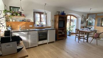 Kühlschrank, Ofen, Herdplatte, Wasserkocher mit Kaffee-/Teezubehör