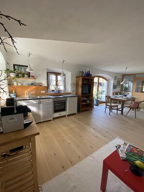 Kühlschrank, Ofen, Herdplatte, Wasserkocher mit Kaffee-/Teezubehör
