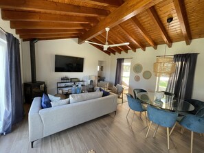 Smart TV, fireplace