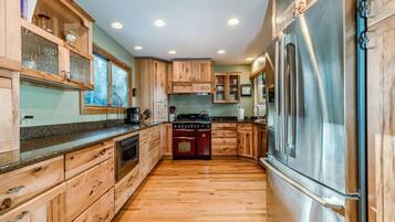 KylskÄp, mikrovÄgsugn, ugn och spishÀll