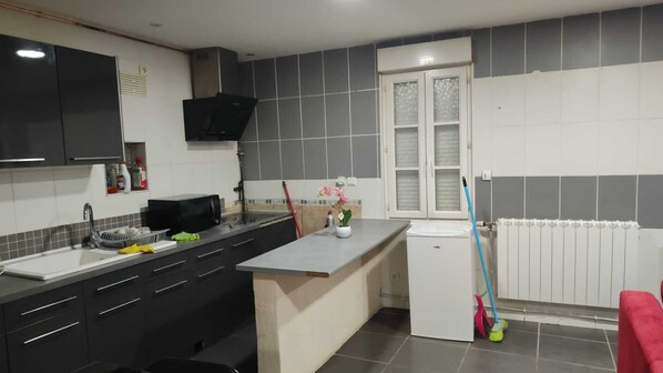 Refrigerador, microondas, horno y utensilios de cocina