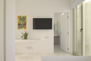4 bedrooms, in-room safe, desk, iron/ironing board